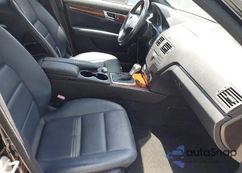 2010 Mercedes-Benz C 300 Luxury/Sport z USA, uszkodzony, nr VIN WDDGF5EB1AR100132